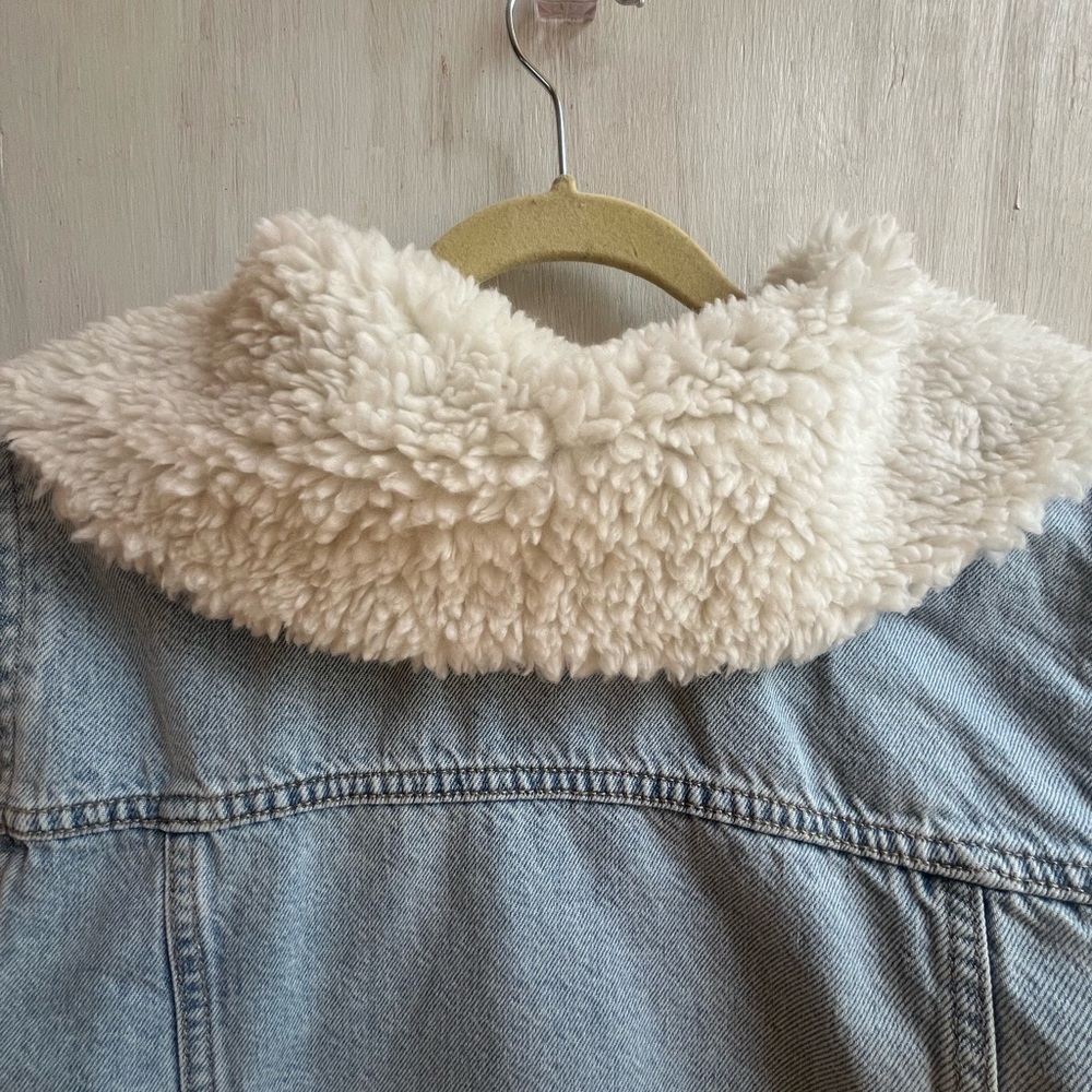 LEVI"S Retro Faux Fur Trim Zip-Up Denim Trucker Jacket - Picture 9 of 13